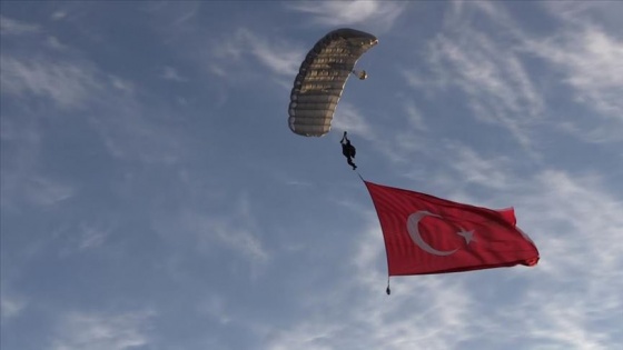 JÖAK timinin balondan paraşüt atlayışı klip oldu