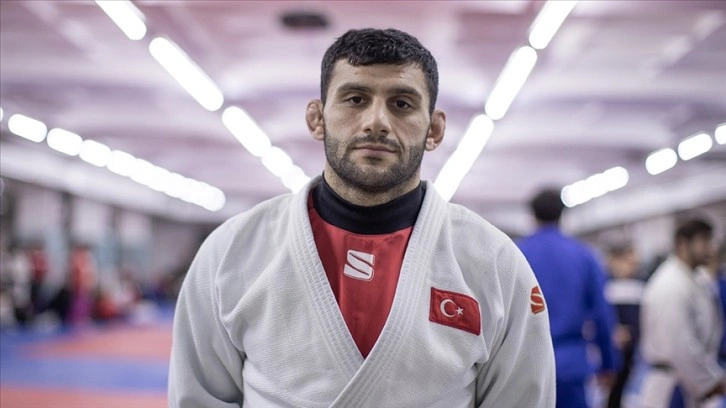 Judoda milli sporcu Vedat Albayrak, Bahreynli Gerbekov'u yenerek son 16 turuna yükseldi