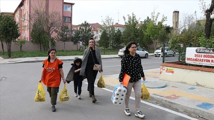 KADEM Edirne'de yaşayan depremzedelere yardımlarda bulunuyor