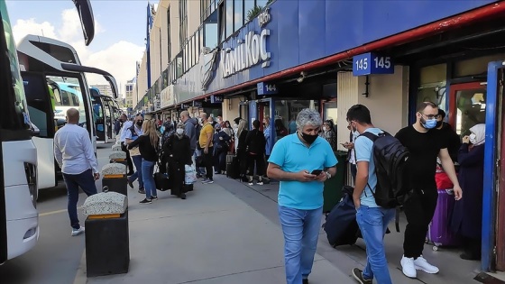 'Kademeli normalleşme'nin ilk gününde otogar ve havalimanlarında hareketlilik