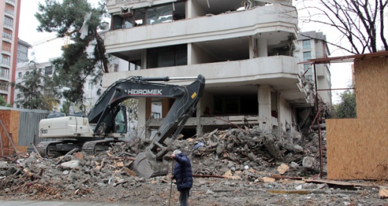 Kadıköy'de bir binanın duvarı çöktü