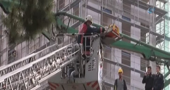 Kadıköy'de bir inşaatta beton pompasının kolu koptu: 1 yaralı