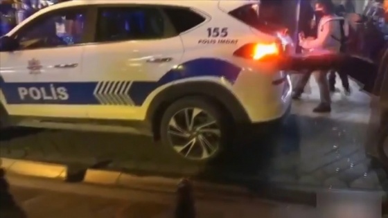 Kadıköy'de polis aracına zarar veren ve güvenlik güçlerine saldırılarda bulunan 5 zanlı yakalandı