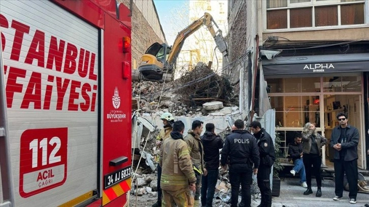 Kadıköy'de bir bina, kontrollü yıkımı yapılırken kısmen çöktü