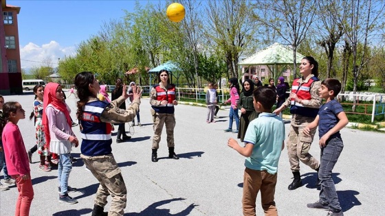 Kadın askerler köy çocuklarının oyunlarına ortak oluyor