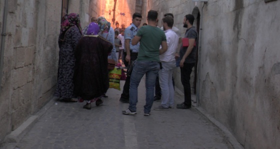 Kadın cinayetine giden polisler iki kişinin hayatını kurtardı