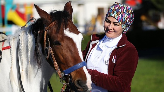 Kadın seyis atları çocuklarından ayırt etmiyor