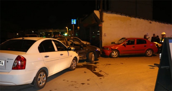 Kadın sürücünün kullandığı otomobile iki araç birden çarptı