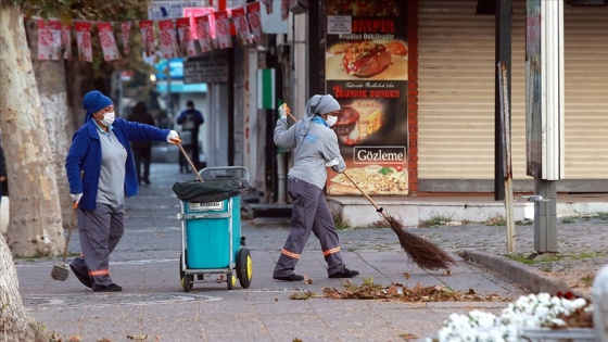 Kadın temizlik işçileri ekmek parası için şafak vakti mesaiye başlıyor