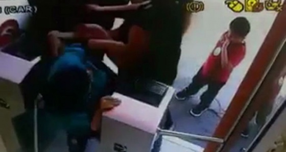 Kadın tuvalet görevlisini 1 lira için tekme tokat dövdüler