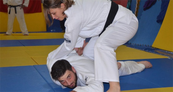 Kadınlar şiddete karşı judo öğreniyor