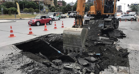 Kağıthane'de yol çöktü