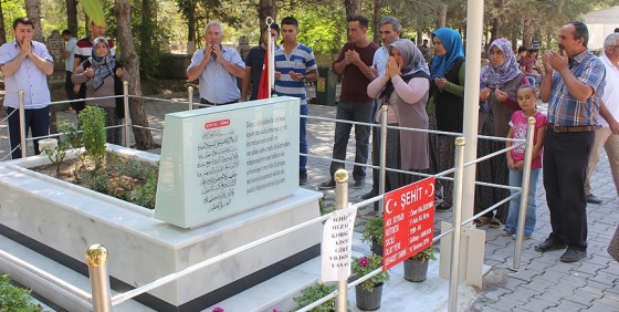 Kahraman Astsubay Ömer Halisdemir'in kabrine ziyaretçi akını