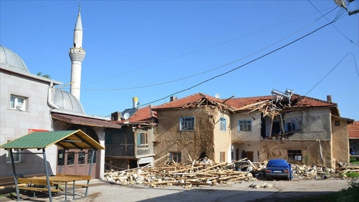 Kahramankazan'da fırtınada caminin minaresi yıkıldı