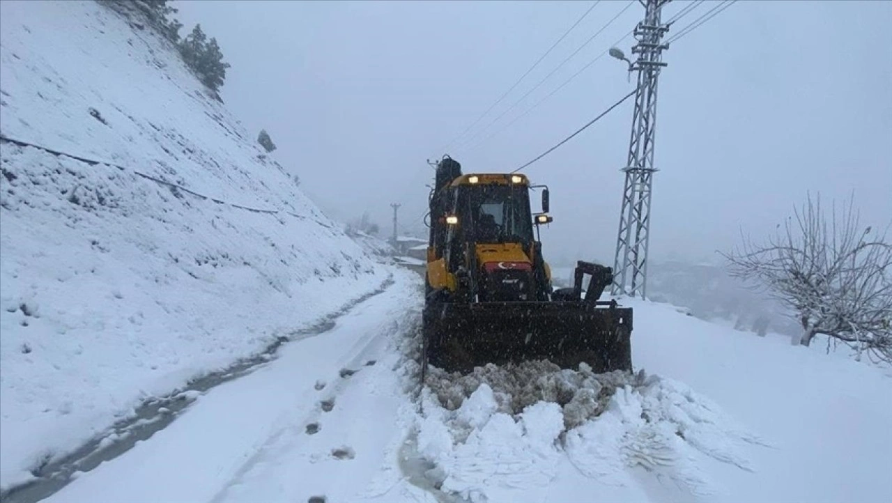 Kahramanmaraş'ta kar ve tipi nedeniyle kapanan 203 mahalle yolu ulaşıma açıldı