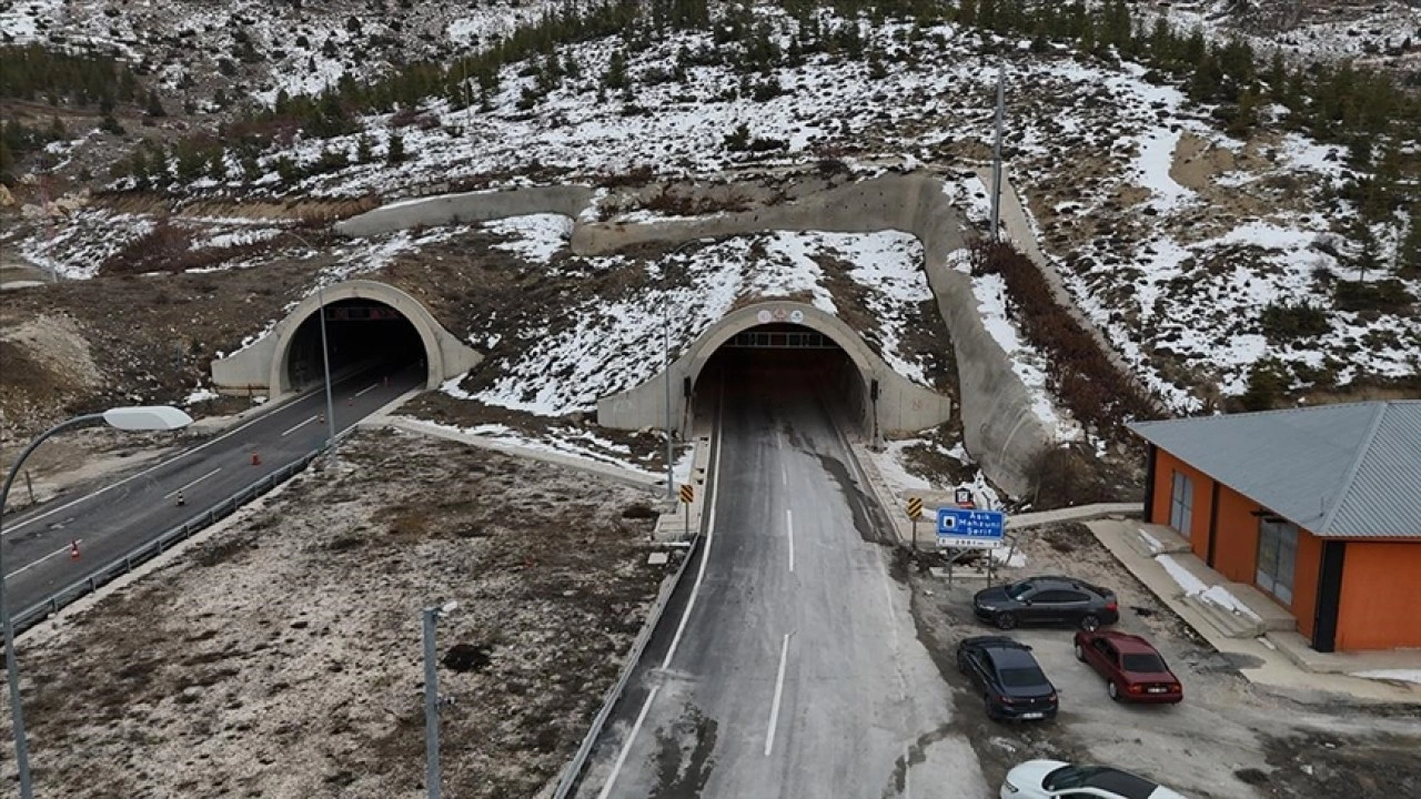 Kahramanmaraş'taki Aşık Mahzuni Şerif Tüneli çift taraflı ulaşıma açıldı