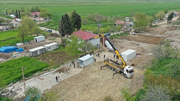 Kahramanmaraş'ta 52 evin yıkıldığı mahallede katlanabilir konteyner kurulumu başladı