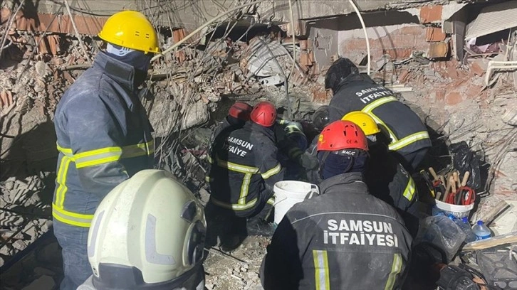 Kahramanmaraş'ta 70 saat sonra enkazdan baba ve iki oğlu kurtarıldı