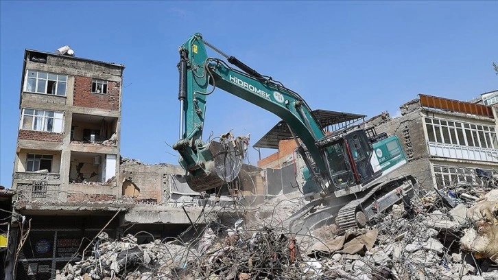 Kahramanmaraş'ta bina yıkım ve enkaz kaldırma çalışmaları 10 mahallede sürecek