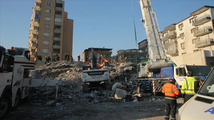 Kahramanmaraş'ta deprem anı güvenlik kameralarına yansıdı