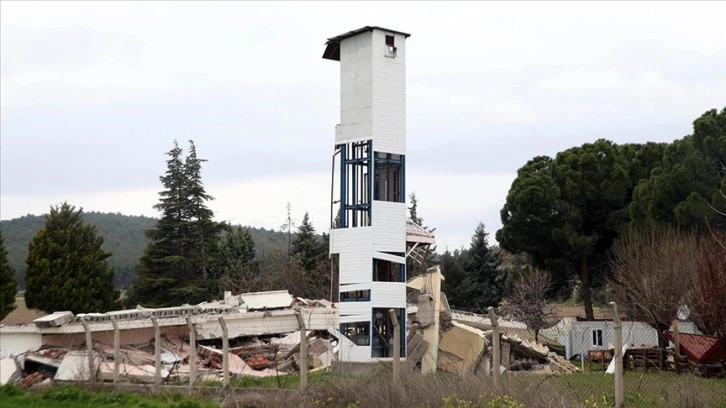 Kahramanmaraş'ta depremde yıkılan binadan geriye asansör kulesi kaldı