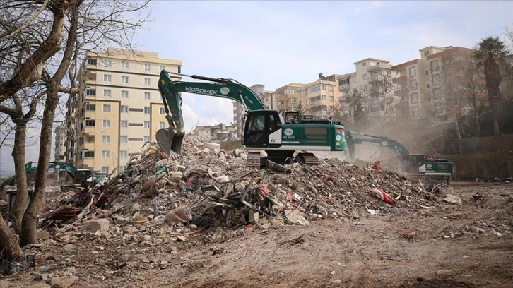 Kahramanmaraş'ta enkaz kaldırma çalışmaları devam ediyor