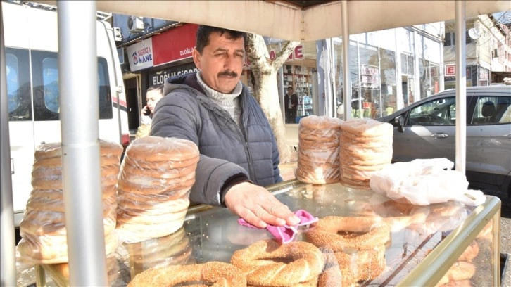 Kahramanmaraş'ta simitçi bulduğu altınları sahibine ulaştırdı