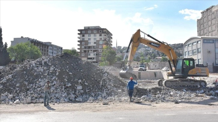 Kahramanmaraş'ta yıkım ve enkaz kaldırma çalışmaları sürüyor