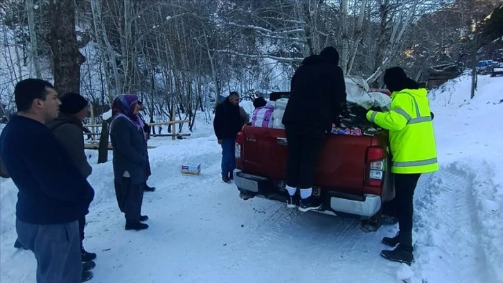 Kahramanmaraş'ta yolunu kaybeden yardım ekibine bölgedeki bir köpek rehberlik etti