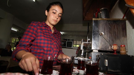 Kahvehanede babasına yardım eden Özge'nin TEOG başarısı