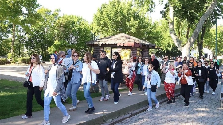 Kakava-Hıdrellez Şenlikleri'ne katılan binlerce turist eğlenceleriyle renkli görüntüler oluşturuyor