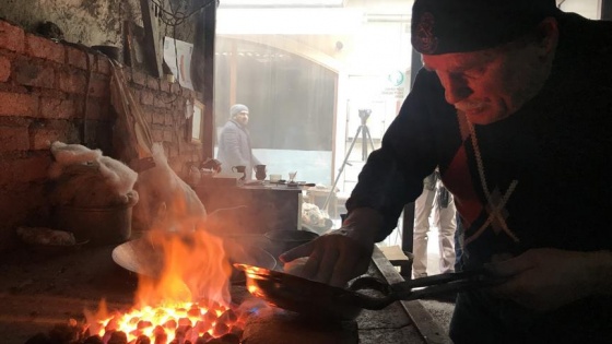 Kalaycı Mehmet Usta 45 yıldır bakırı sevgiyle parlatıyor