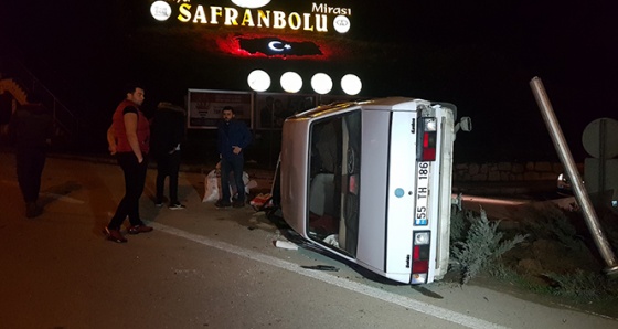 Kaldırıma çarpan otomobil takla attı