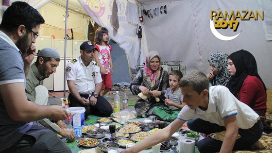 Kamplardaki Suriyeliler ilk iftarlarını yaptı