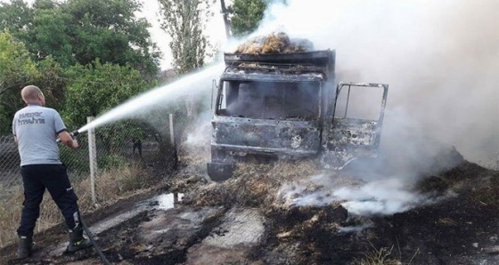 Kamyon kasasındaki saman balyası elektrik teline çarptı: 2 yaralı