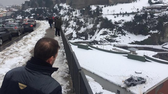 Kamyonet bina üzerine düştü: 1 ölü