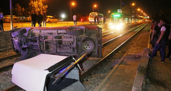 Kamyonet, hareket halindeki tramvayın önüne düştü