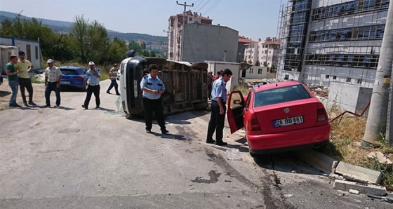 Kamyonet ile otomobil çarpıştı; 4 yaralı