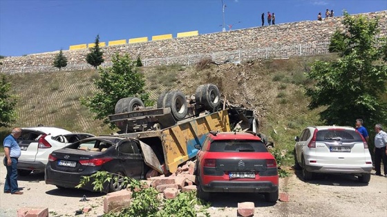 Kamyonet park halindeki araçların üzerine devrildi