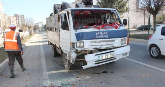 Kamyonet park halindeki minibüse çarptı: 1 yaralı