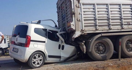 Kamyonet yol kenarındaki tıra çarptı: 3 ölü