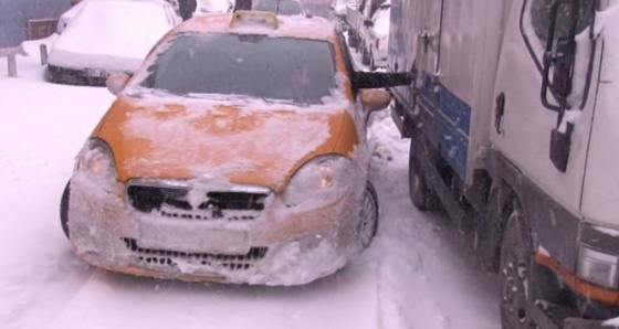 Kamyonete çarpmamak için elini kullandı