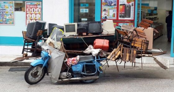 Kamyonete sığmayacak eşyayı motosikletle taşıdı