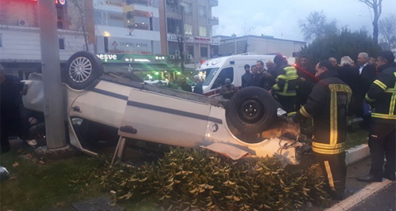 Kamyonetle çarpışan otomobil refüje çıktı: 2 Yaralı