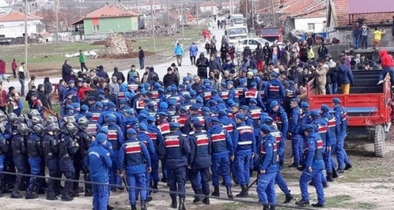 Kamyonlara tepki gösteren köylüler yolu trafiğe kapattı