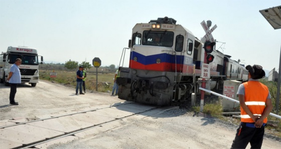 Kamyonun çarptığı elektrik direği tren raylarına devrildi