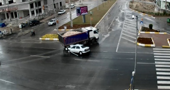 Kamyonun yaşlı adamı ezerek öldürdüğü anlar MOBESE kamerasında