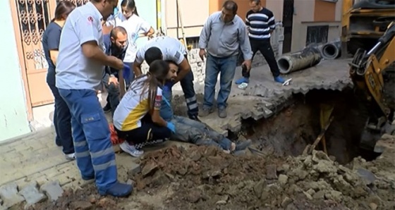 Kanalizasyonda çalışan işçinin üzerine toprak kaydı