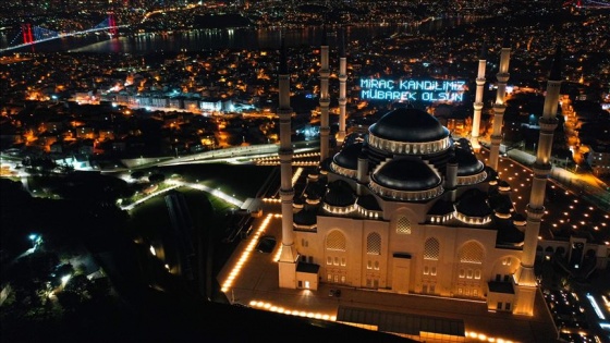 Kandil dolayısıyla Büyük Çamlıca Camisi'ne mahya asıldı