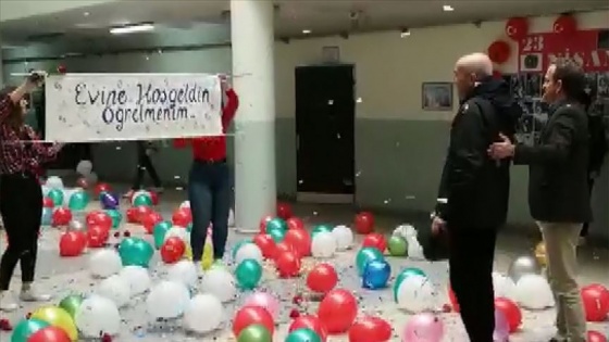 Kanseri yenen öğretmenlerini coşkuyla karşıladılar